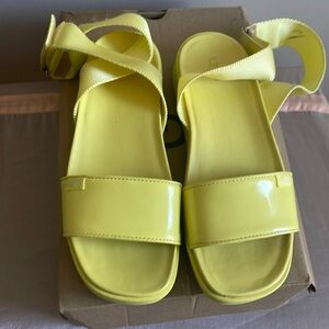 NIB Neon ⚡️Yellow/ Green Ugg Lennox Sandals Women’s size 6✨